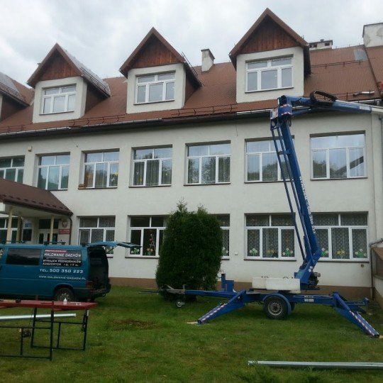http://www.malowanie-dachow.pl/wp-content/uploads/2016/03/montaż-rynien-z-podnośnika-540x540.jpg